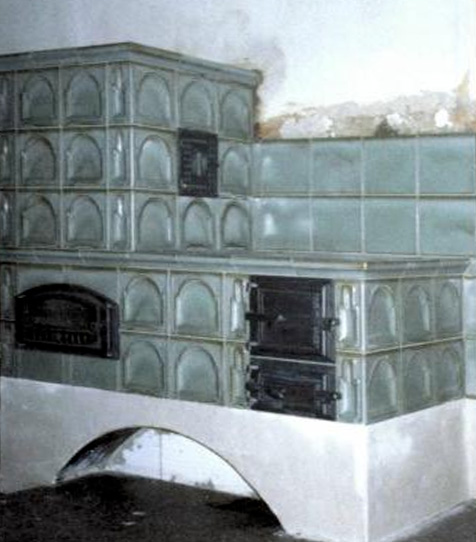 Kachelherd in grün mit Feueröffnung und Warmhaltebereich