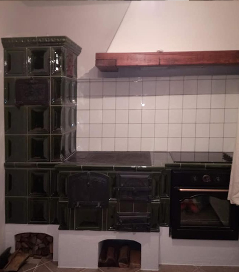 dunkelgrüner Kachelherd mit Einbauherd