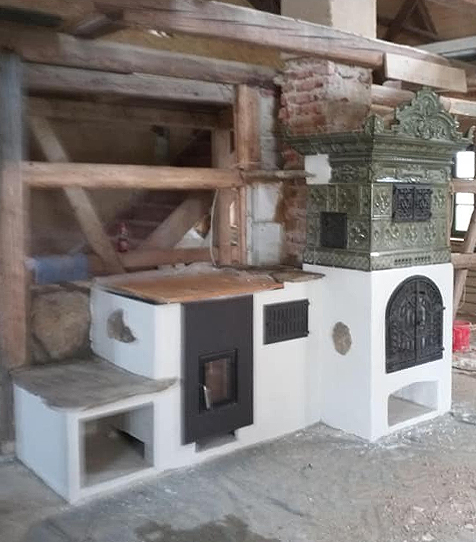 Kachelherd mit sehr schönen Verzierungen im Rohbau