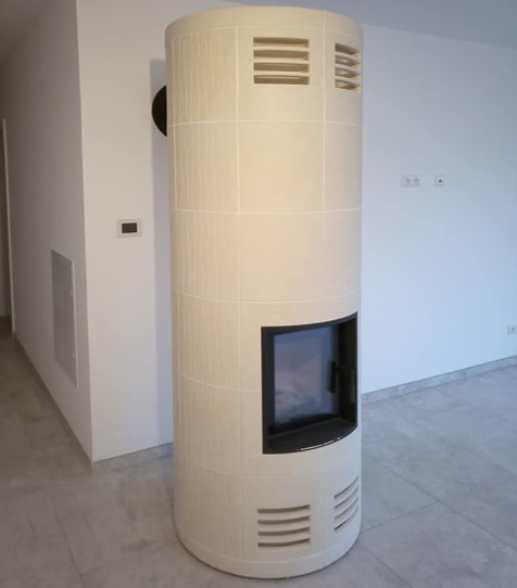 runder Kaminofen freistehend in weißer Kacheloptik