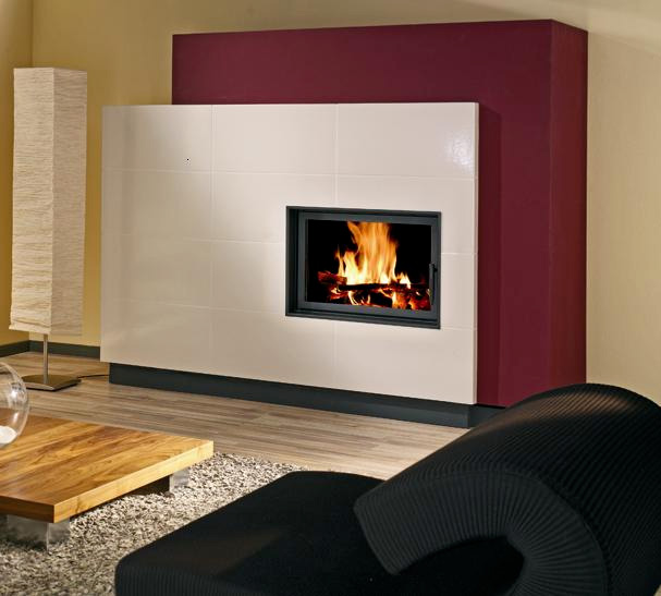 brennender rotweißer Kamin im modernen Design 