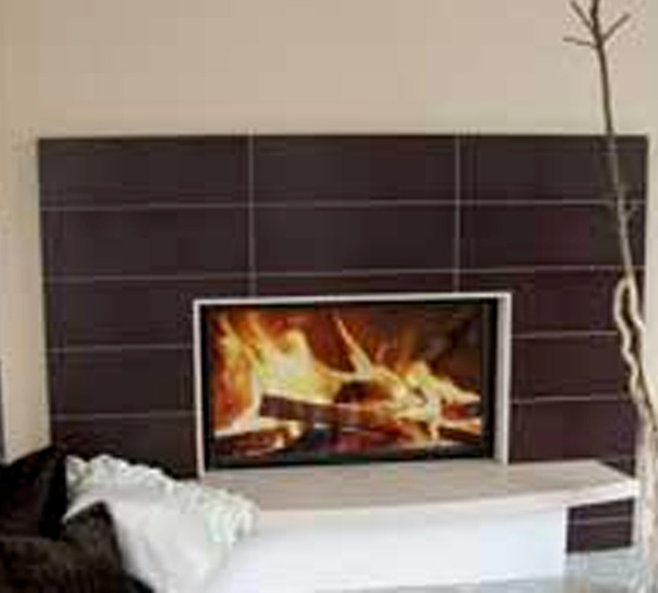 brennender Kamin mit brauner Verblendung