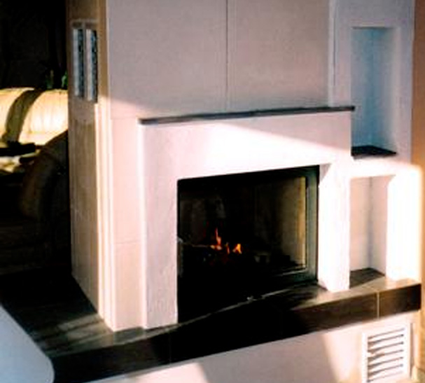 weißer Kamin mit edler und glatter Oberfläche