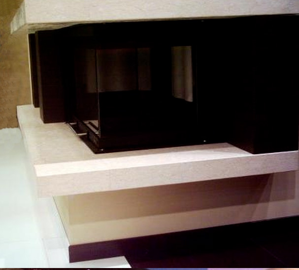 moderner Kamin mit großer Glasfront